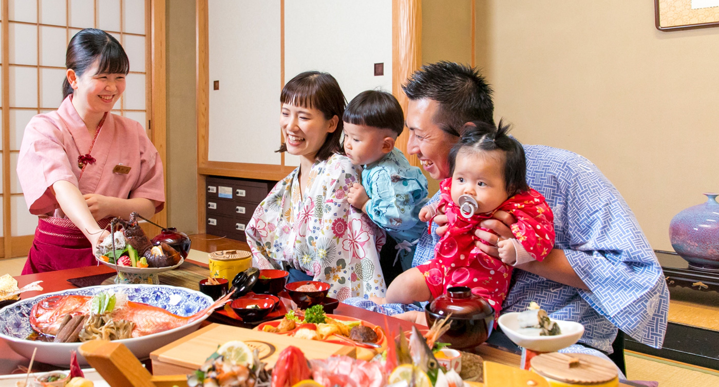 食事を楽しむ家族