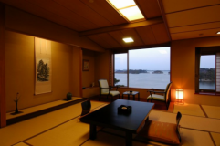 広い窓から松島湾を望む人気の純和室『10帖間』【禁煙】 広い窓から松島湾を望む人気の純和室『10帖間』【禁煙】