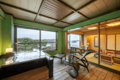 "UMINIWA" Bathroom to Living Room View
The glass window separating the bathroom and living room can be covered with a roller blind for privacy.