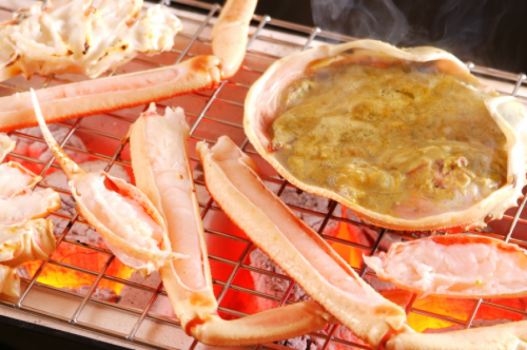 炭火で焼く　松葉ガニ　甘味に香ばしさもプラス
