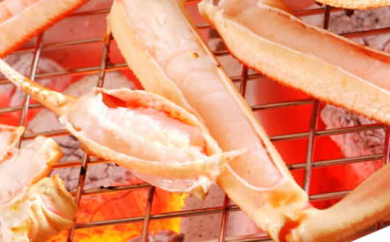 炭火で焼く　カニ　甘味に香ばしさもプラス