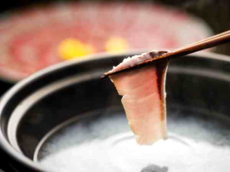 ■ぶりしゃぶ大鍋■ぶりの切身を　昆布ダシに　サッとくぐらせて