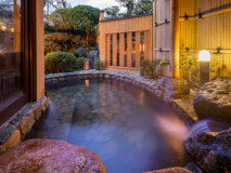 【宮津温泉】　夕暮れ時　四国の青石の露天風呂