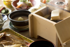 【滋味深い　朝食】　宮津産の焼魚　宮津の世屋味噌を使ったみそ汁　自家製の出汁で頂くお豆腐など