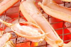 炭火で焼きたてのカニの甘味と香ばしさ
