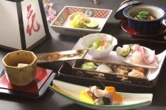 【料理長おまかせ懐石】旬にあわせた「メインの逸品」を月替わりでご提供いたします。
