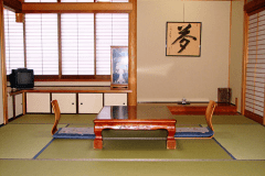 【Wi-Fiフリー・トイレ付客室】　《換気・除湿・加湿付きエアコン・テレビ･冷蔵庫・洗面所完備》