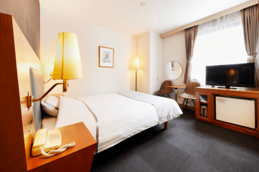 喫煙ダブルルームです。広さ14～16平米。ベッドサイズ140cm幅。全室個別空調。