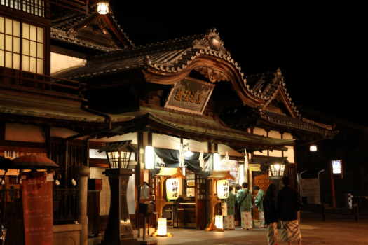 道後温泉本館も近い。当館から徒歩1~2分♪ ※長期工事を終えて7月11日(木)から全館営業再開 道後温泉本館も近い。当館から徒歩1~2分♪ ※長期工事を終えて7月11日(木)から全館営業再開