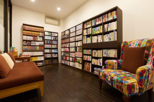 ＜図書ルーム＞ロビー横に図書ルームをご用意しています。わが家のようにお寛ぎくださいませ。