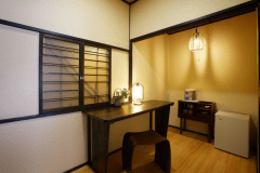 【2023年3月リニューアル】桔梗の間…和室10畳+ツインルームの二間続きの和洋室(トイレ付)
文机があり、出張やリモートワークにも◎。