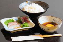 【宇和島風鯛めし】ご飯に鯛の刺身、わかめ、しそ、タレに漬かった卵黄を乗せ、薬味を添えてお召し上がりください。