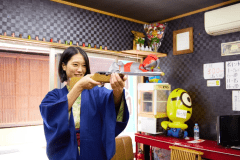 当館向かいには昔ながらの「射的屋さん」。浴衣姿で挑戦すればレトロな雰囲気倍増です。