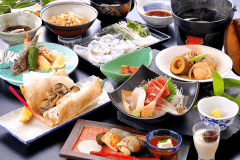 梅膳夕食の一例です。料理内容は季節や仕入れ状況により変更となる場合がございます。