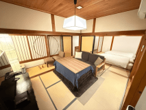 ５号室　３人掛けソファ＋こたつ（１２月〜３月）