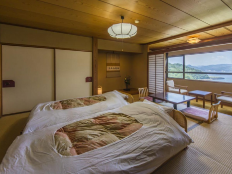 和室に籐のベッドを置いたお部屋です。