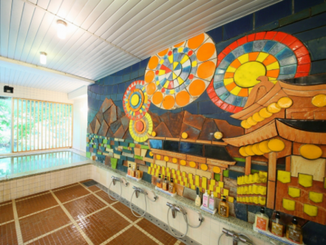 男性大浴場「夜祭風呂」1977年に作られたお風呂です。先代の社長がこだわった秩父夜祭を再現した信楽焼のタイル画。