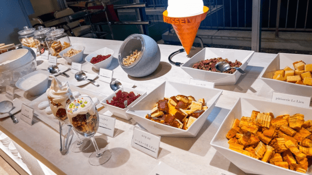 「地元の美味しいスイーツショップをより多くの方に知っていただきたい」という当館の想いから始まった企画です♪
地元秩父のスイーツショップにご協力いただき、実際にお店で使用している材料を数種類ご提供いただきました♪
本企画はその材料を使ってお客様自身でパフェを作る、体験型デザート企画です♪
夕食時のデザートを2025年6月にリニューアルされたラウンジにご移動いただき、召し上がっていただきます♪