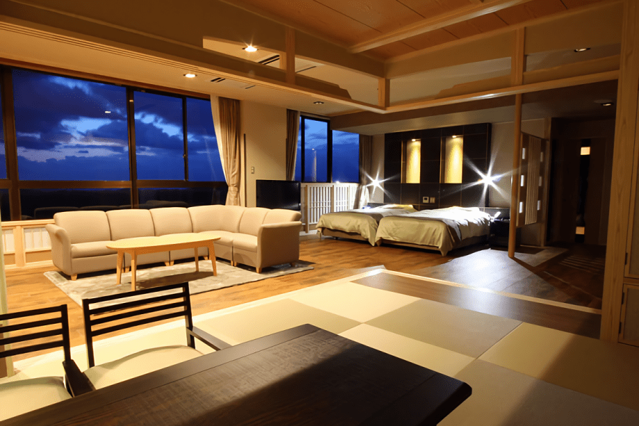 当館で一番広いお部屋[和洋室76㎡]大きな窓からの景色も最高で、男鹿の雄大な景観が望めます。