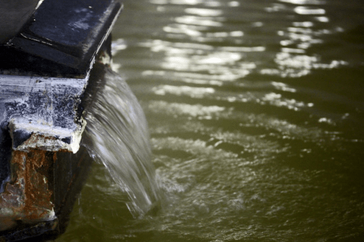 滔々と涌き出でる温泉　ゆっくりと温まって