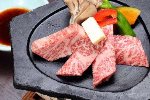 「秋田錦牛ステーキ」程よい甘さと、深みがあり、かみごたえがある赤みが特徴です。