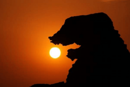 潮瀬崎と呼ばれる岩礁地帯にゴジラ岩は構えています