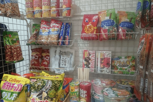 売店　カップ麺、スナック菓子を販売しております。