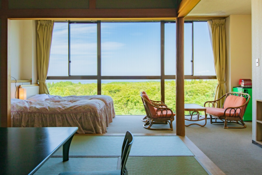 【本館和洋室の一例】ベッドご希望のお客様に嬉しいお部屋です。