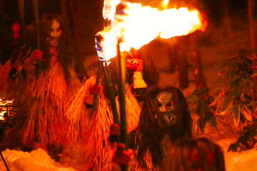 幻想的な雰囲気の中で勇壮ななまはげの迫力を間近で体験！「なまはげ柴灯まつり」