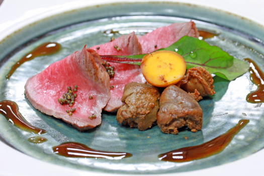 秋田錦牛ステーキ＆秋田比内地鶏もつ煮