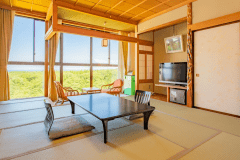 【本館和室の一例】足元まで一面の窓が特徴の明るく開放感のあるお部屋！