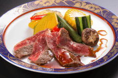 上質なステーキは、肉の旨みが最も凝縮された一番いい状態に焼き上げ、お席にお出しします♪