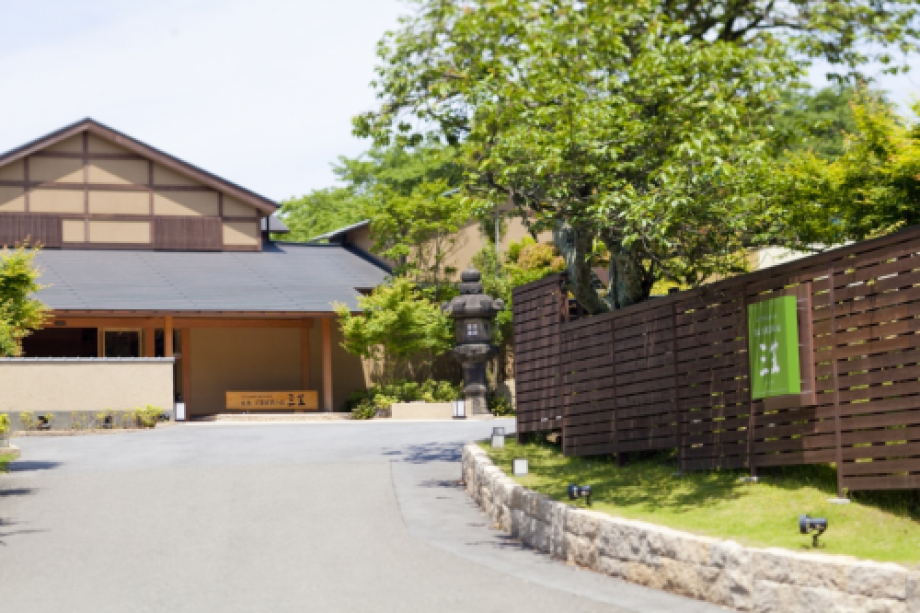 The Japanese traditional style of dishes called "Kaiseki" which uses the seasonal ingredients The Japanese traditional style of dishes called "Kaiseki" which uses the seasonal ingredients