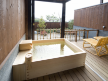 露天風呂客室１０畳　檜の湯船