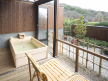 露天風呂客室１０畳　檜の湯船