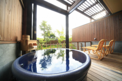 露天風呂客室　信楽焼　陶器の湯船