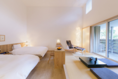 301号室 3階で1番人気、天井の広い和室とバルコニー付の中庭に面したデラックスツインルーム 301号室 3階で1番人気、天井の広い和室とバルコニー付の中庭に面したデラックスツインルーム