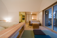 302号室 中庭に面した天井の広い和室・バルコニー付デラックスツインルーム 302号室 中庭に面した天井の広い和室・バルコニー付デラックスツインルーム