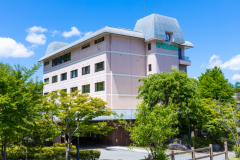 八幡平の山間に佇む当館。多くの樹木に囲まれた高台にございます 八幡平の山間に佇む当館。多くの樹木に囲まれた高台にございます
