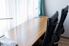 「あじさい館洋室ツインルーム」のワーキングスペース