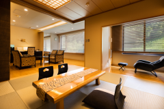 「藍」の8畳の和室とリクライニングチェア