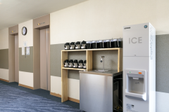 ★りんどう館２Fエレベーターホールにウォーターサーバーと製氷機を設置しています。備え付けのポットをご利用ください。