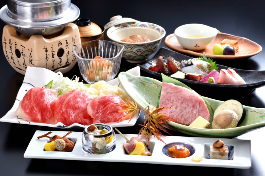 【Nagi Wagyu Kaiseki】～Enjoy the finely marbled, tender Nagi Wagyu as steak and shabu-shabu～