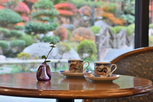 玄関を入ると目前に広大な庭園が広がるロビーがございます。 玄関を入ると目前に広大な庭園が広がるロビーがございます。