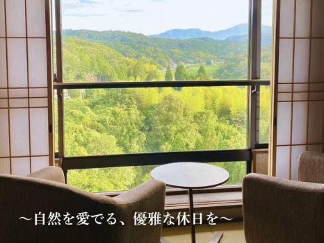 セミスイート客室からは、山々の季節の移ろいをご覧いただけます。