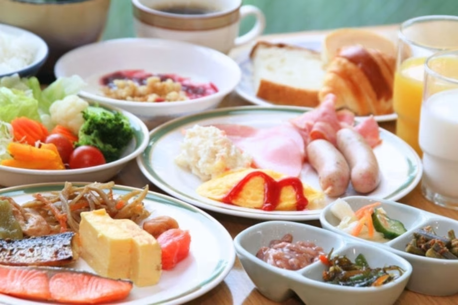 和食と洋食のバイキング料理。窓から見える森と渓谷を流れる川の音を聞きながら。