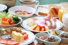 和食と洋食のバイキング料理。窓から見える森と渓谷を流れる川の音を聞きながら。