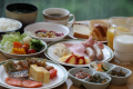 和食と洋食のバイキング料理。窓から見える森と渓谷を流れる川の音を聞きながら。