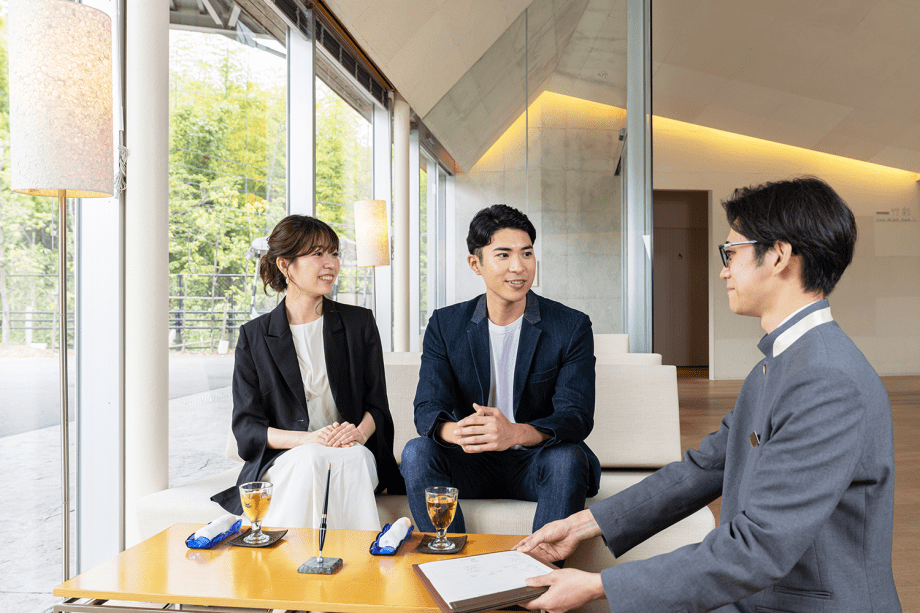 【チェックイン】ウェルカムドリンクと共にゆったりとお座りいただきながら。