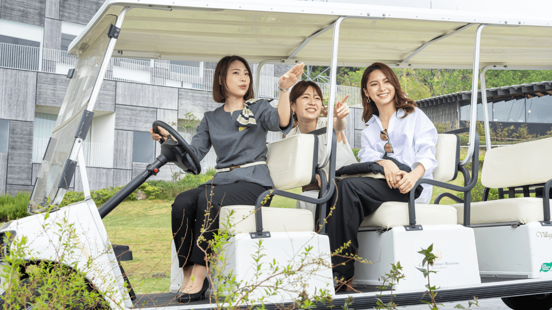 【カート】館内の移動の際はホテルスタッフの運転するカートで送迎いたします。